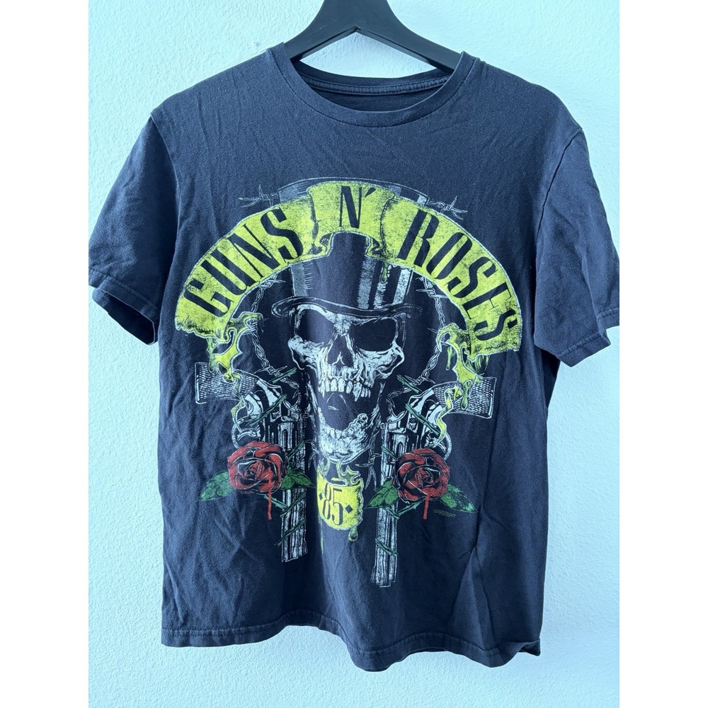 Guns N' Roses 1985 T-Shirt Men's Black Graphic Tee Skull Revolvers Roses Size M